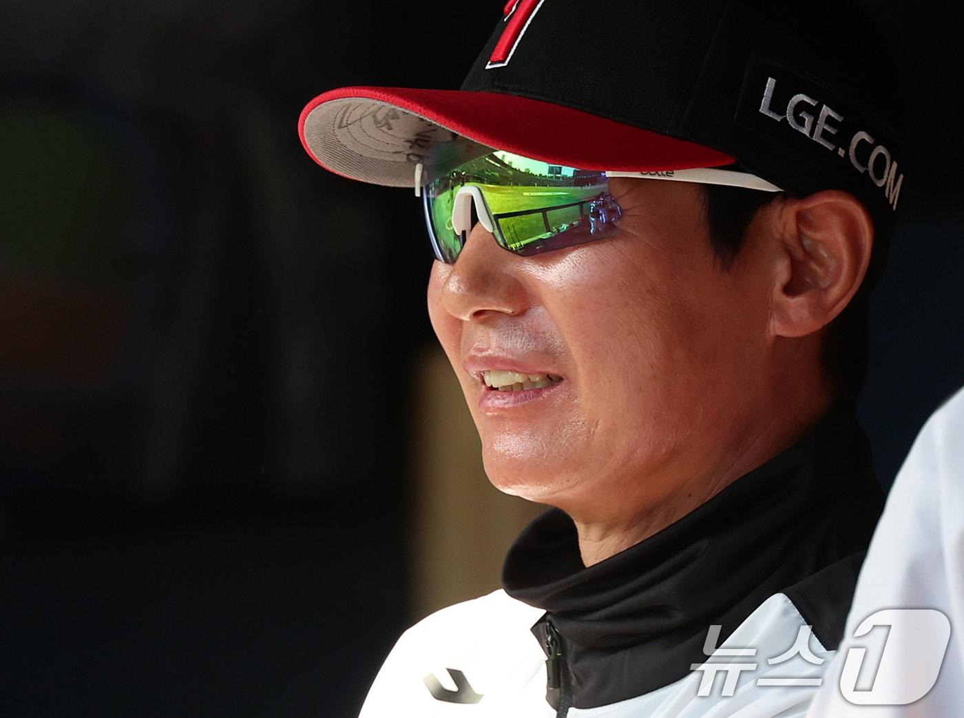 본문 이미지 - 2일 오후 서울 송파구 잠실야구장에서 열린 프로야구 '2024 신한 SOL 뱅크 KBO리그' LG 트윈스와 두산 베어스의 경기, LG 염경엽 감독이 9회초 미소를 지으며 경기를 지켜보고 있다. 2024.6.2/뉴스1 ⓒ News1 김진환 기자