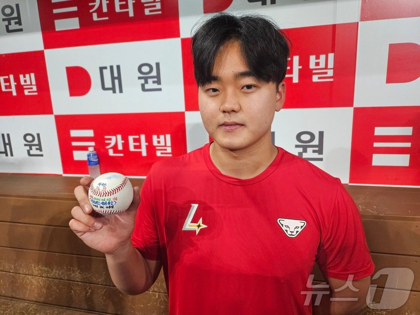 본문 이미지 - SSG 이기순이 2일 키움 히어로즈전에서 데뷔 첫 승을 올린 후 기념구를 들고 포즈를 취하고 있다. ⓒ News1