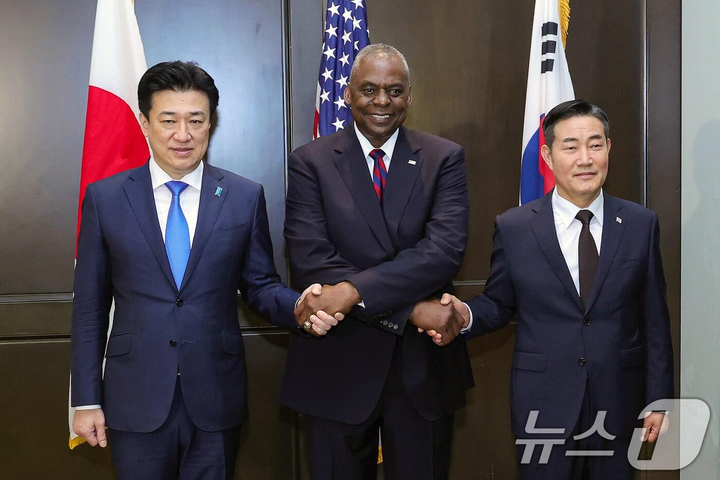 본문 이미지 - 신원식 국방부 장관이 2일 싱가포르 샹그릴라 호텔에서 열린 제21차 아시아안보회의(샹그릴라 대화) 계기 한미일 국방장관 다자회담에서 로이드 오스틴 미 국방장관, 기하라 미노루 일본 방위상과 기념촬영하고 있다. (공동취재) 2024.6.2/뉴스1 ⓒ News1 이승배 기자