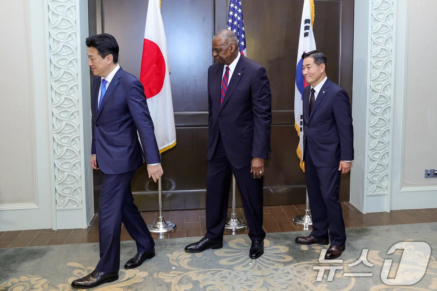 본문 이미지 - 신원식 국방부 장관이 2일 싱가포르 샹그릴라 호텔에서 열린 제21차 아시아안보회의(샹그릴라 대화) 계기 한미일 국방장관 다자회담에 앞서 로이드 오스틴 미 국방장관, 기하라 미노루 일본 방위상과 기념촬영을 마치고 함께 회담장으로 발걸음을 옮기고 있다. (공동취재) 2024.6.2/뉴스1 ⓒ News1 이승배 기자