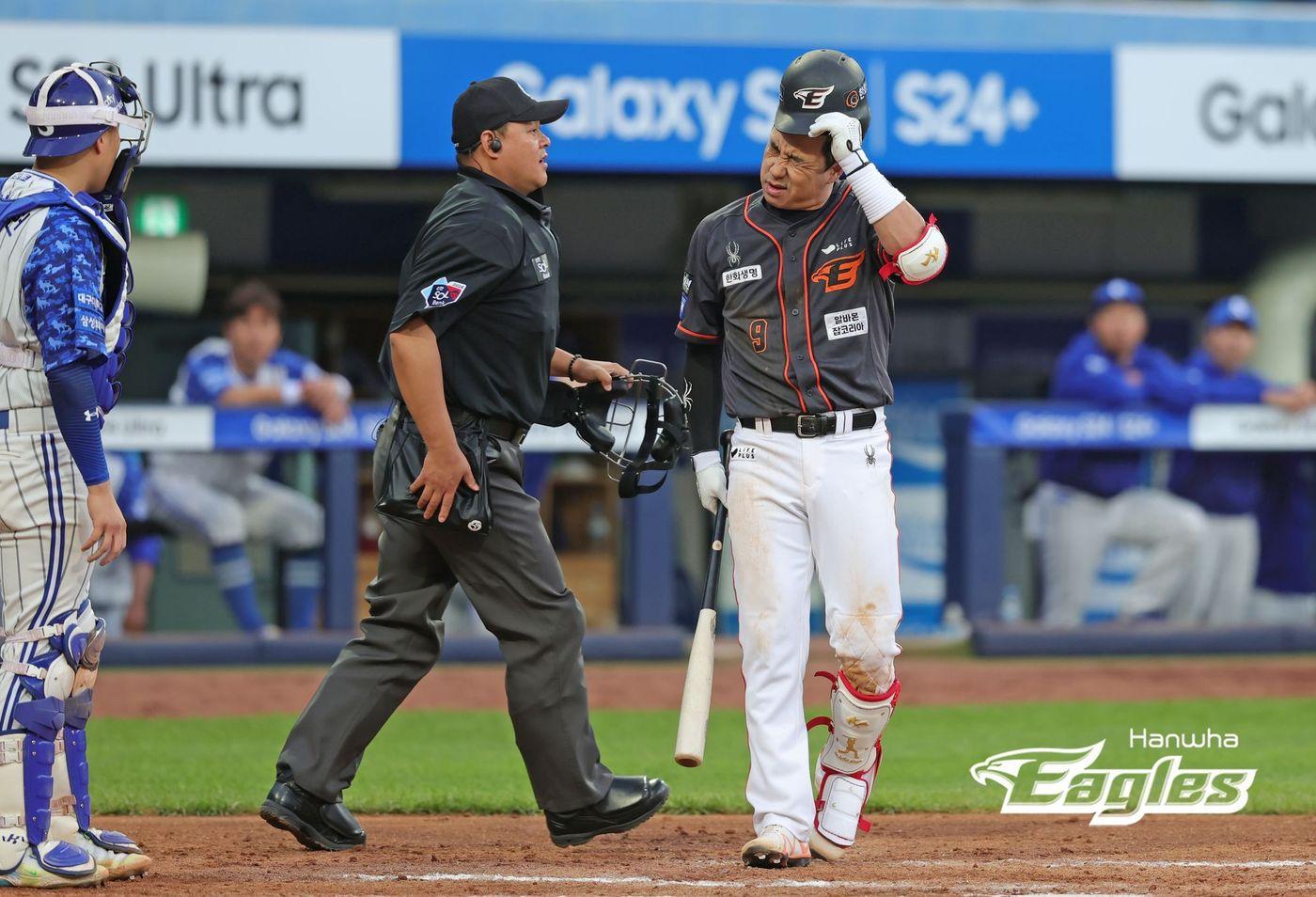   2일 대구에서 열린 삼성 라이온즈와 경기 도중 7회 삼성 선발 코너에게 헤드샷을 맞은 김강민. (한화 이글스 제공) 