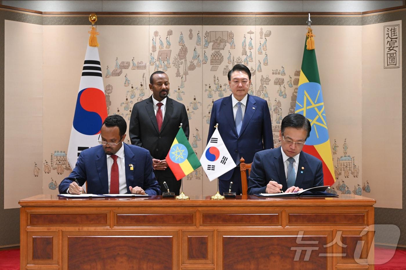 최상목 경제부총리 겸 기획재정부 장관과 아머드 쉬데 모하메드 에티오피아 재무부 장관이 지난 6월 2일 서울 용산 대통령실 청사에서 경제개발협력기금(EDCF) 기본약정을 체결하고 있다. (대통령실 제공) 2024.6.2/뉴스1 ⓒ News1 박지혜 기자