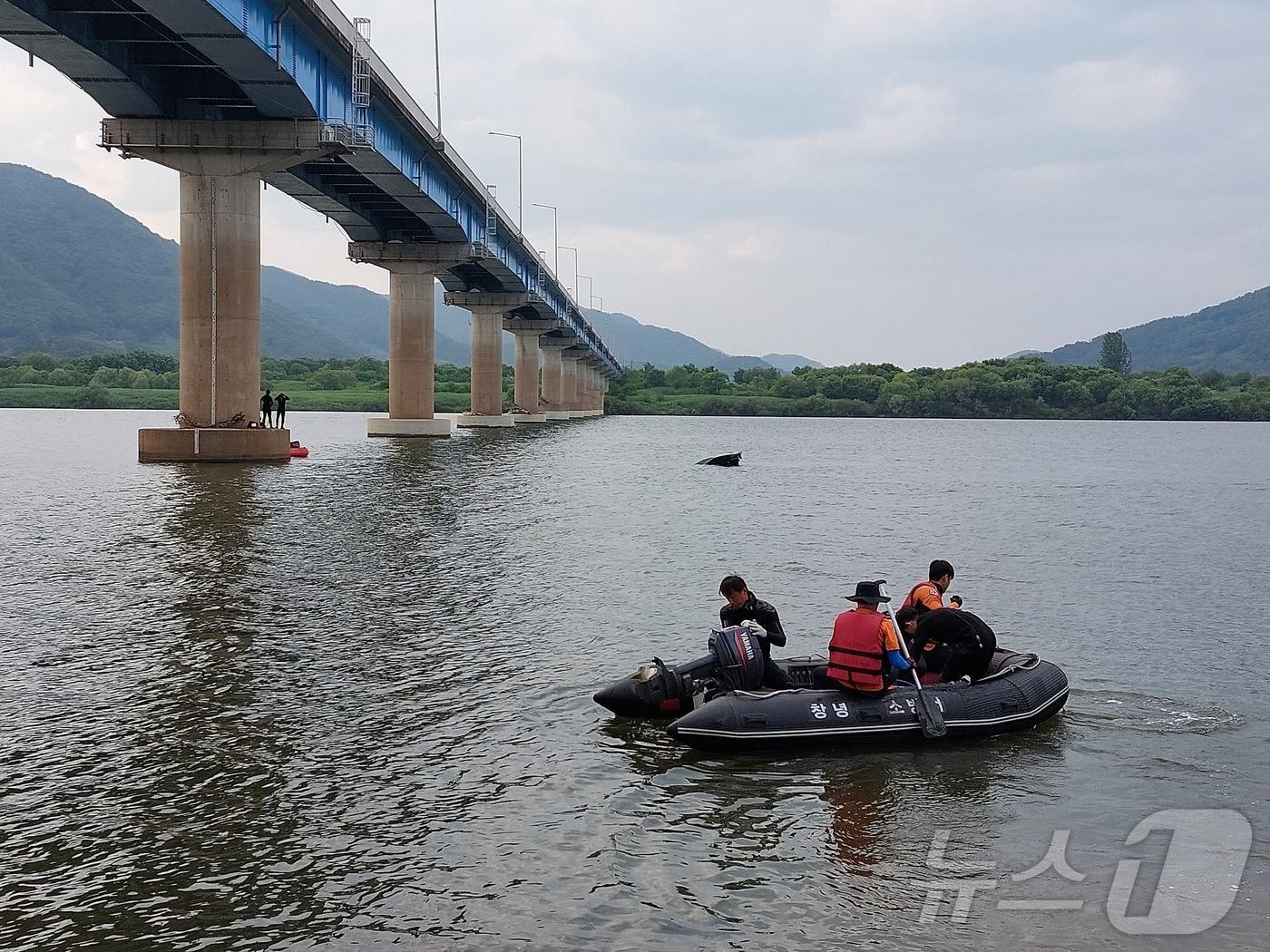 본문 이미지 - 2일 오후 4시2분쯤 경남 창원시 의창구 동읍 본포교에서 보트가 전복돼 소방이 수색·구조에 나섰다.(창원소방본부 제공) 