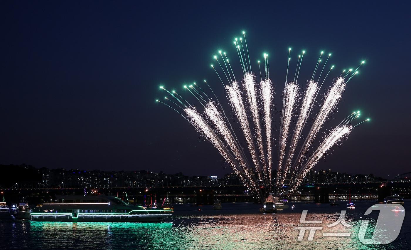 본문 이미지 - 2일 서울 서초구 반포한강공원 잠수교에서 열린 '2024 한강 보트 퍼레이드'에서 불꽃쇼가 펼쳐지고 있다. 2024.6.2/뉴스1 ⓒ News1 김성진 기자