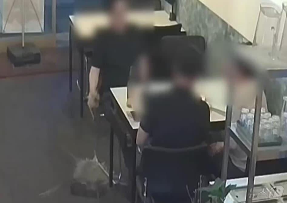 본문 이미지 - 대구 중구의 한 치킨집에서 중구청 직원이 갑질을 했다는 의혹이 제기됐다. 사진은 구청 직원이 치킨집에서 가게 바닥에 맥주를 쏟는 모습. ('아프니까 사장이다' 갈무리)/뉴스1