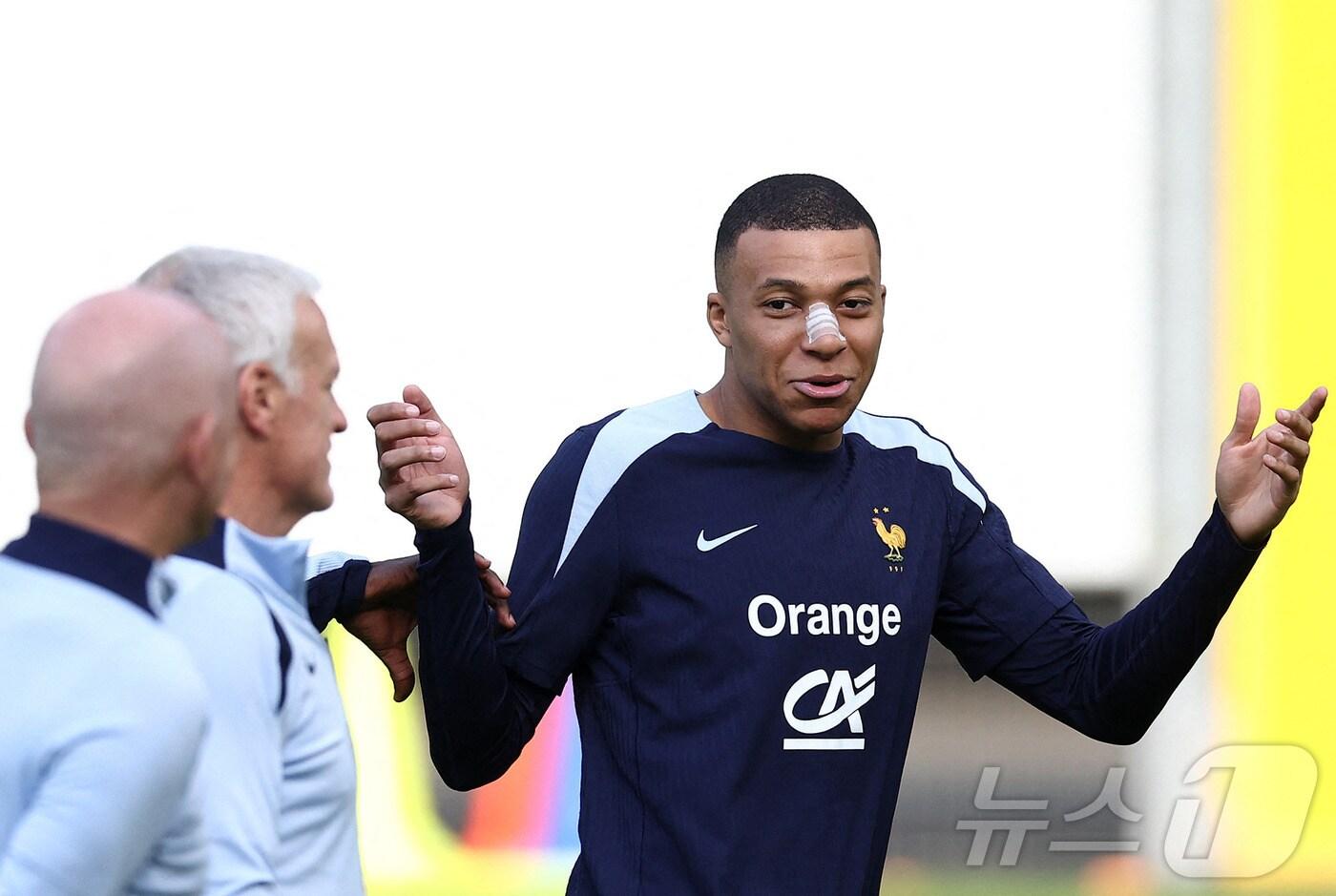 프랑스 축구대표팀 훈련에 합류한 킬리안 음바페.  ⓒ AFP=뉴스1
