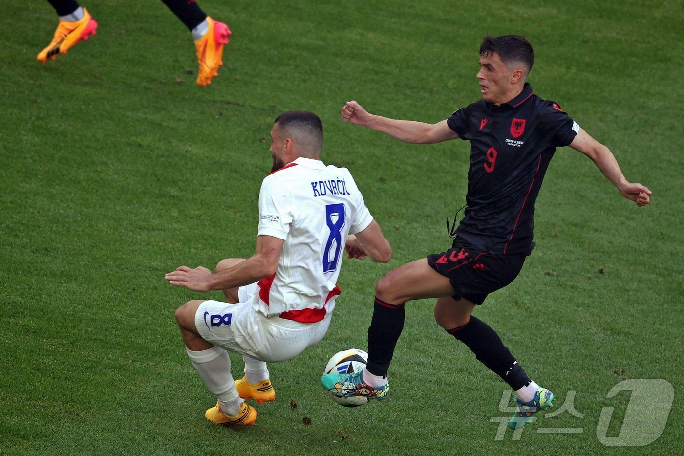 광주FC 소속 야시르 아사니(오른쪽)는 20일(한국시간) 열린 유로 2024 조별리그 크로아티아전에서 도움 1개를 기록했다. ⓒ AFP=뉴스1