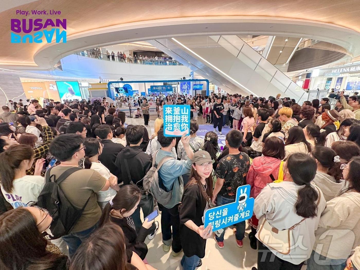 본문 이미지 - 지난 5월말에 열렸던 중국 칭다오 로드쇼 현장.(부산시청 제공)