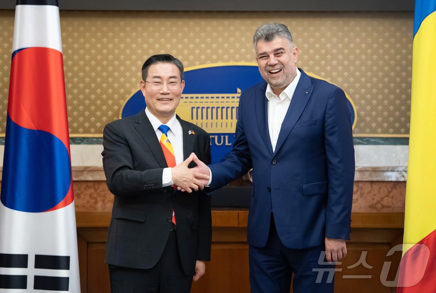 신원식 국방부장관이 19일(현지시간) 루마니에 빅토리아 궁전에서에서 이온-마르첼 치올라쿠(Ion-Marcel CIOLACU) 루마니아 총리를 예방, 악수를 나누고 있다. (국방부 제공) 2024.6.20/뉴스1