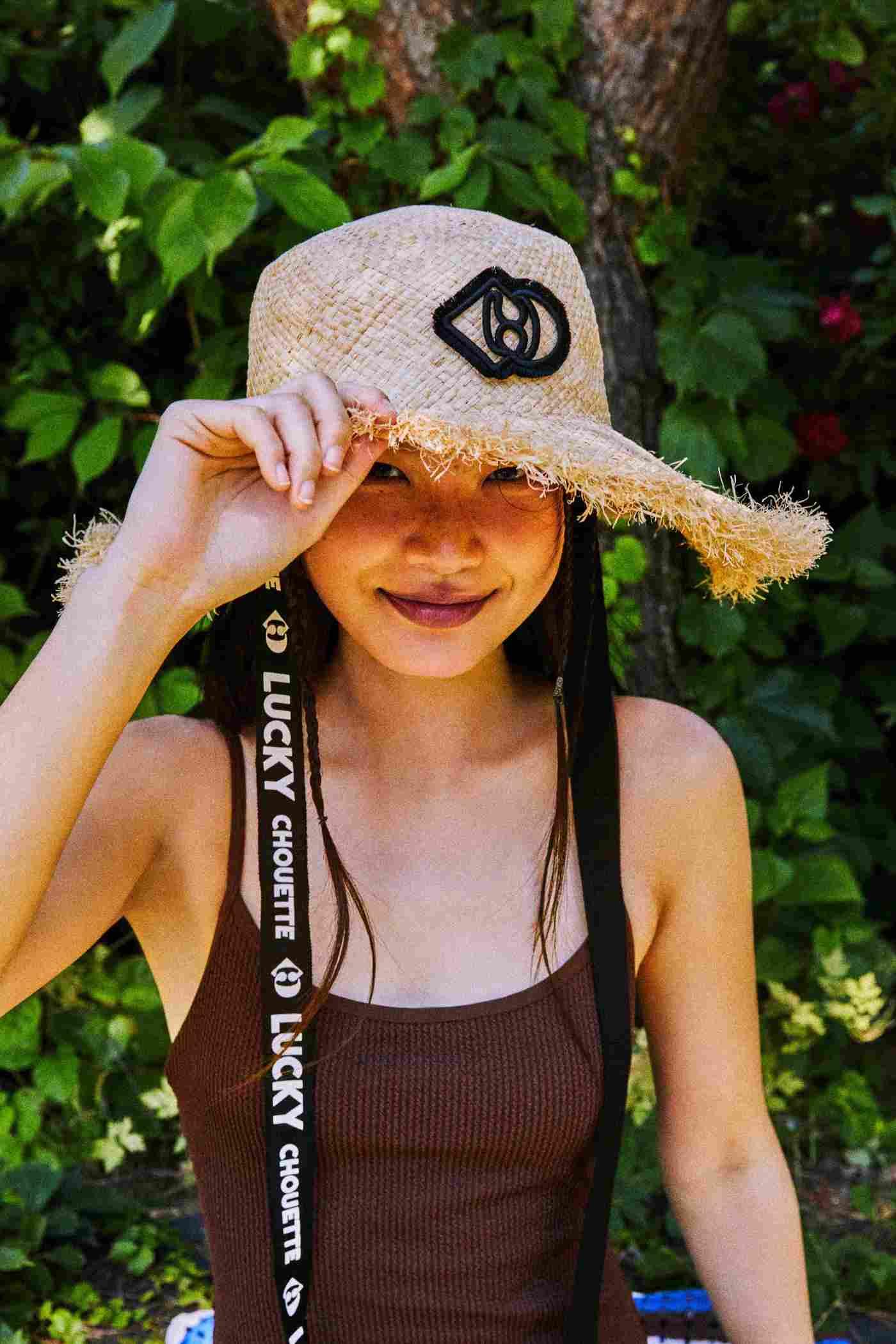 본문 이미지 - 럭키슈에뜨는 24S/S 시즌 '라피아 햇' 매출이 급증하고 있다.(코오롱FnC제공)