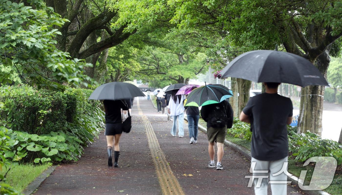비가 내리는 오전 학생들이 우산을 쓰고 등교하고 있다. ⓒ News1 오현지 기자
