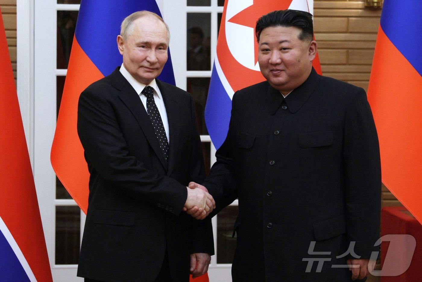 김정은 북한 노동당 총비서와 블라디미르 푸틴 러시아 대통령이 19일 &#40;현지시간&#41; 평양의 김일성 광장에서 열린 환영식을 마친 뒤 악수를 하고 있다. 2024.06.20 ⓒ AFP=뉴스1 ⓒ News1 우동명 기자