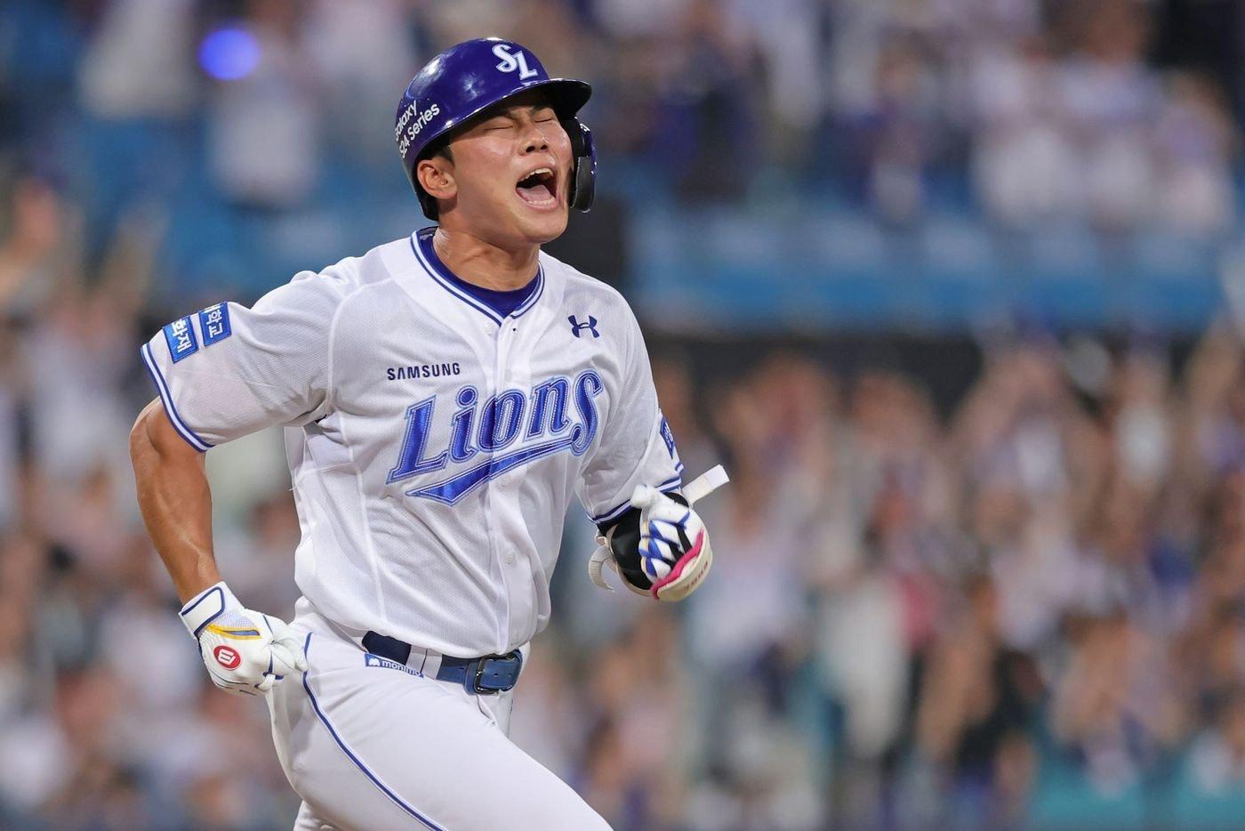 본문 이미지 -  19일 대구 삼성라이온즈파크에서 열린 삼성-SSG전에서 프로 첫 안타를 친 뒤 포효하는 이창용. (삼성 라이온즈 제공)