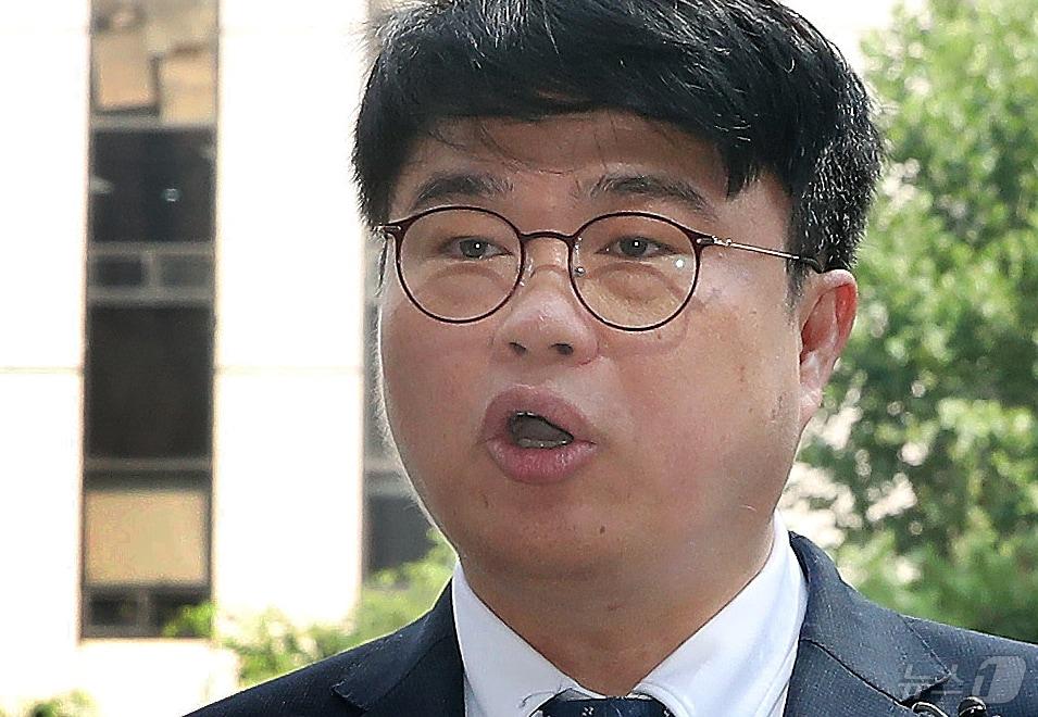 본문 이미지 - 임현택 대한의사협회장이 20일 오전 서울 마포구 서울경찰청 반부패공공범죄수사대에서 소환조사를 받기 위해 출석하며 취재진 질문에 답하고 있다. 2024.6.20/뉴스1 ⓒ News1 임세영 기자