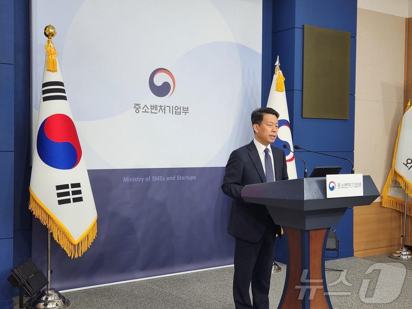 본문 이미지 - 임정욱 중소벤처기업부 창업혁신실장이 20일 정부서울청사 별관에서 '제26회 민생토론회: 동북아 첨단 제조혁신허브 경북'의 사전브리핑을 진행하고 있다. ⓒ News1 이정후 기자