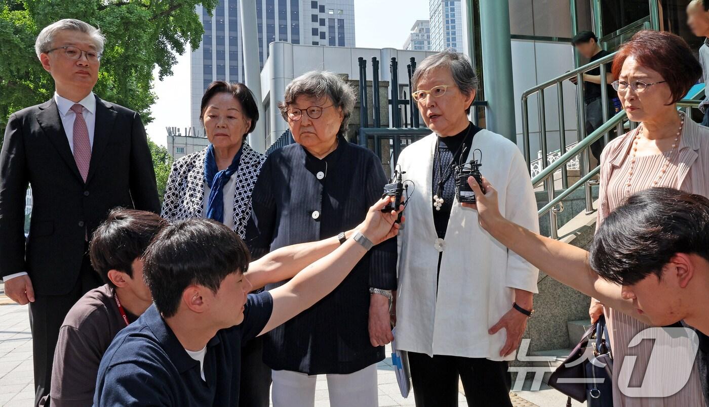 본문 이미지 - 김숙희 전 교육부 장관(왼쪽 세번째)과 김혜숙 전 이대 총장(왼쪽 네번째)이 20일 오전 서울 서대문구 경찰청에서 '여대생 성상납' 발언을 한 김준혁 더불어민주당 의원을 고발한 뒤 취재진 질문에 답변하고 있다. 김준혁 의원 측은 이대 동문 고발과 관련해 허위사실 적시에 의한 명예훼손과 업무방해 등의 혐의로 맞고소를 진행했다. 2024.6.20/뉴스1 ⓒ News1 장수영 기자