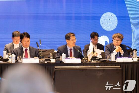 본문 이미지 - 김시형 특허청장 직무대리(앞줄 왼쪽 두번째)와 예범수 KINPA(한국지식재산협회) 회장(앞줄 맨 왼쪽)이 공동의장을 맡아 '장-산업계 연석회의'를 주재하고 있다.(특허청 제공)/뉴스1