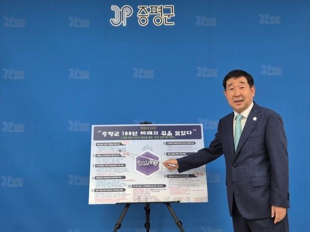 본문 이미지 - 이재영 증평군수가 20일 기자회견을 열어 취임 2년의 성과 등을 발표하고 있다.2024.6.20/뉴스1