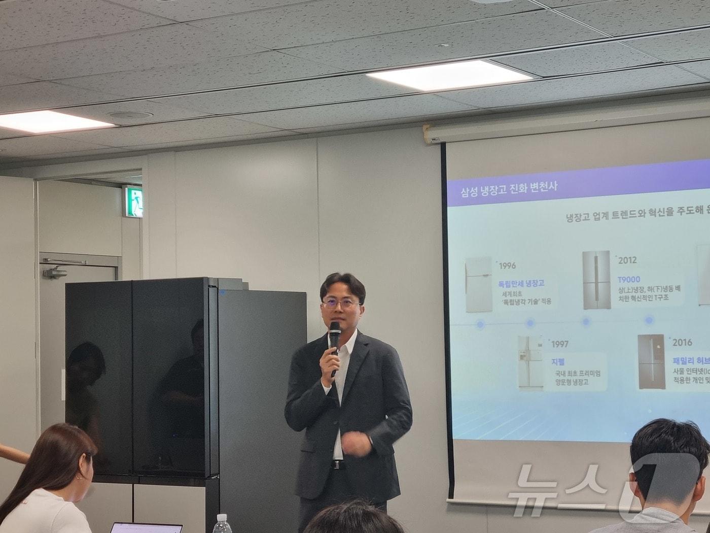 본문 이미지 - 위훈 삼성전자 DA(생활가전)사업부 선행개발팀장(부사장)은 20일 서울 중구 태평로빌딩 삼성전자 기자실에서 '비스포크 AI 하이브리드 냉장고' 기술 브리핑을 하고 있다. 2024.6.20/뉴스1 ⓒ News1 박주평 기자