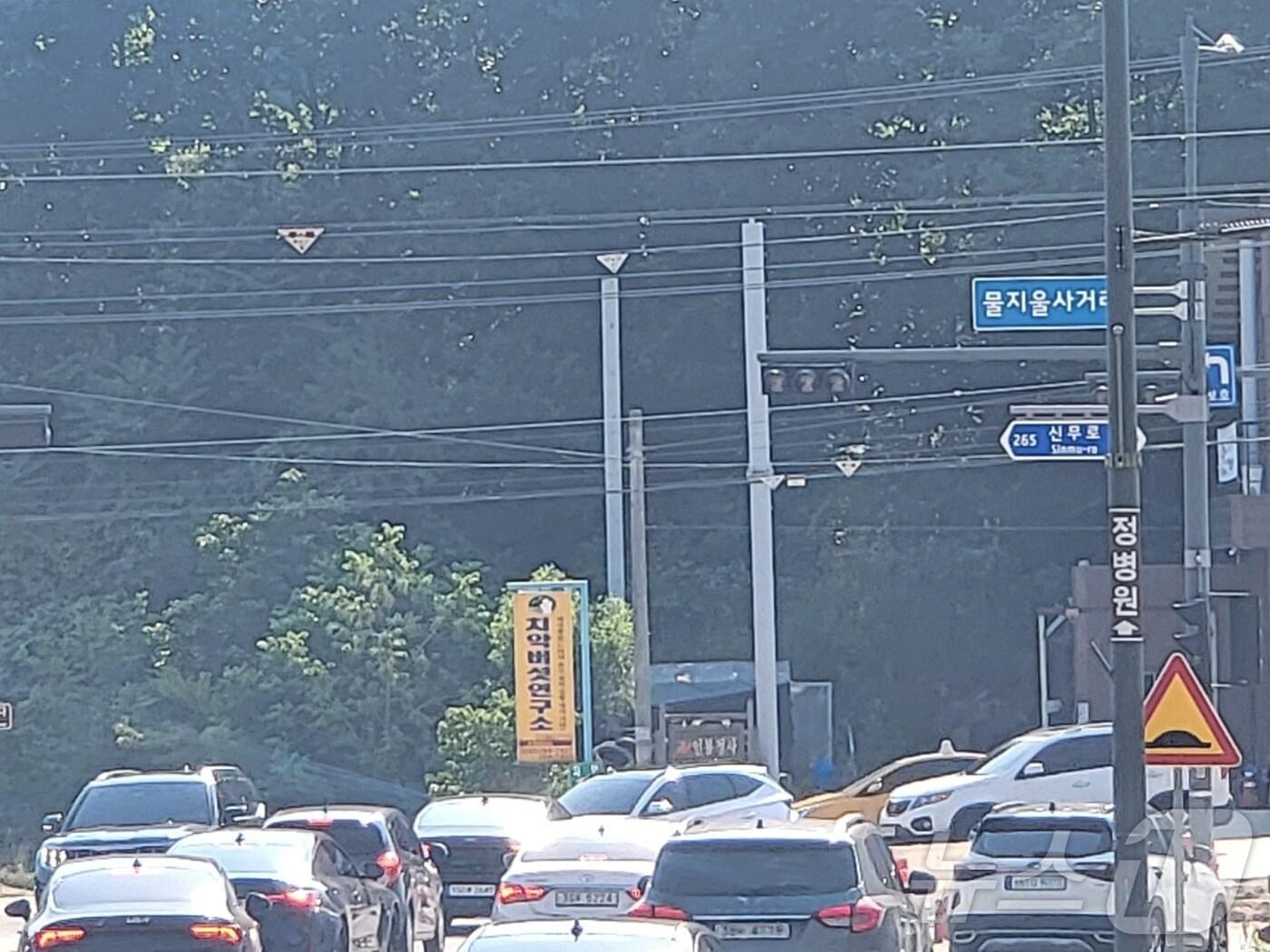 본문 이미지 - 20일 오전 8시 20분쯤 강원 원주시 지정면 기업도시 주요 진입도로인 물지물사거리 주변에서 교통 정체 현상이 벌어지는 모습. 2024.6.20/뉴스1 신관호 기자