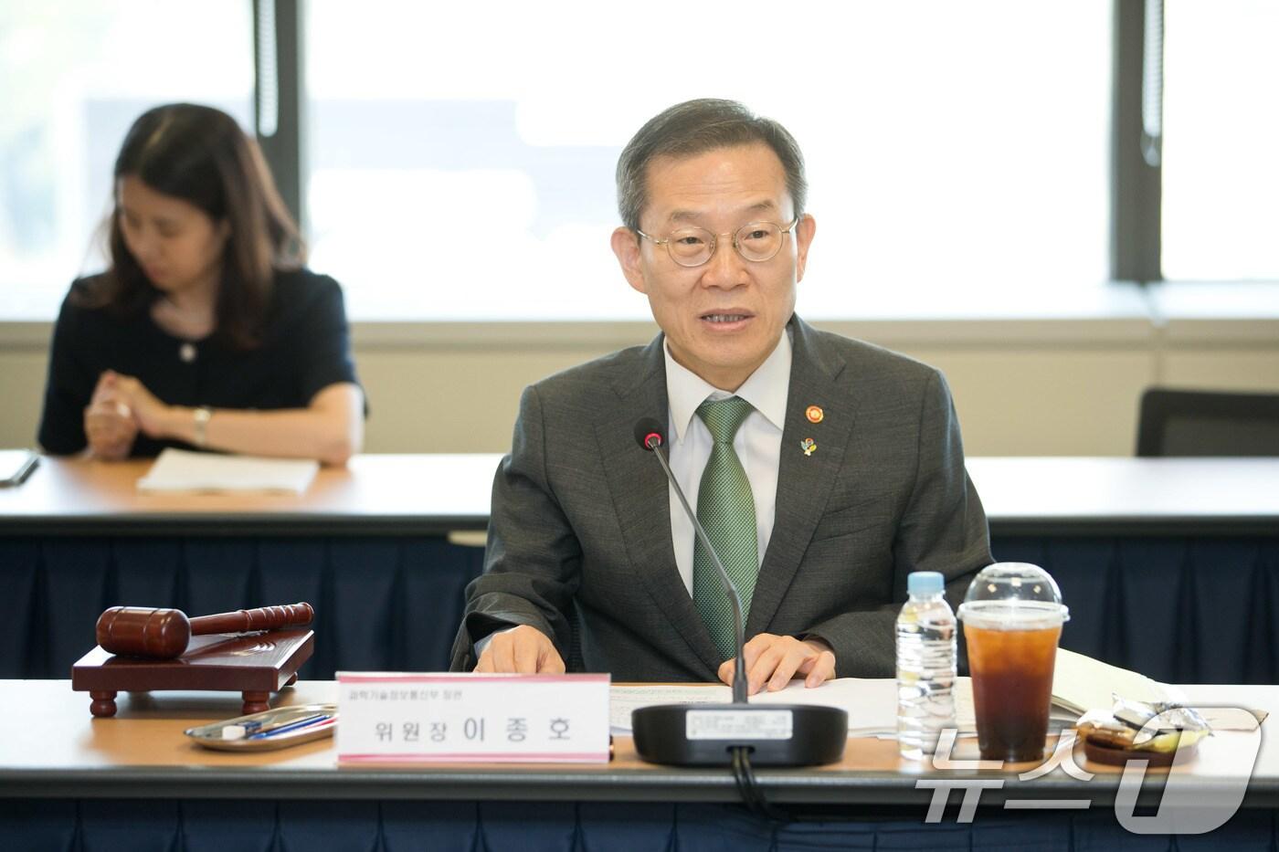 본문 이미지 - 이종호 과학기술정보통신부 장관이 20일 오전 서울 종로구 광화문교보빌딩 국가과학기술자문회의 대회의실에서 '제50차 연구개발특구위원회'를 주재하고 있다. (과학기술정보통신부 제공) 2024.6.20/뉴스1