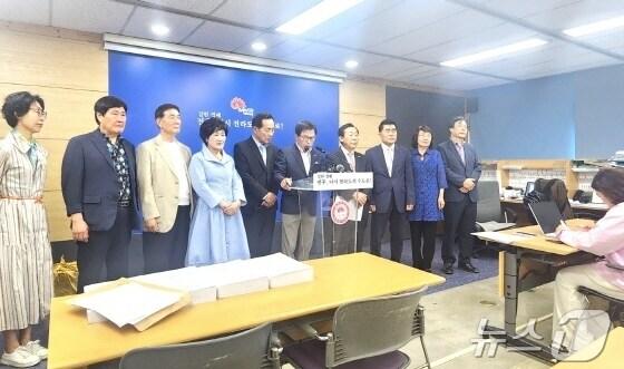 본문 이미지 - 사단법인 완주·전주통합추진연합회가 20일 전주시청에서 기자회견을 갖고, 전주완주 통합의 필요성을 강조하고 있다./뉴스1