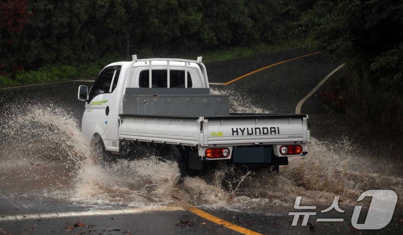 물보라 일으키는 차량(자료사진)ⓒ News1 