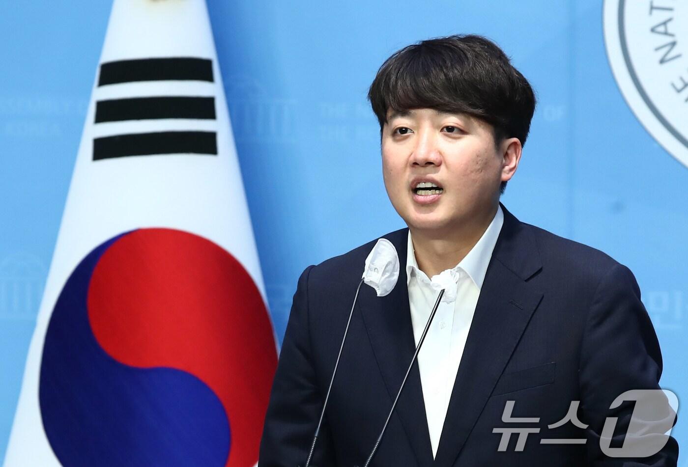 본문 이미지 - 이준석 개혁신당 의원이 20일 오후 서울 여의도 국회 소통관에서 1호 법안인 공직선거법 일부개정법률안 관련 기자회견을 하고 있다. 이 의원은 기자회견에서 선거비 보존 범위 확대, 법정 선거비용 한도 축소 등 정치적 약자를 위한 '반값선거법(공직선거법 일부개정법률안)'의 내용을 밝혔다. 2024.6.20/뉴스1 ⓒ News1 이광호 기자
