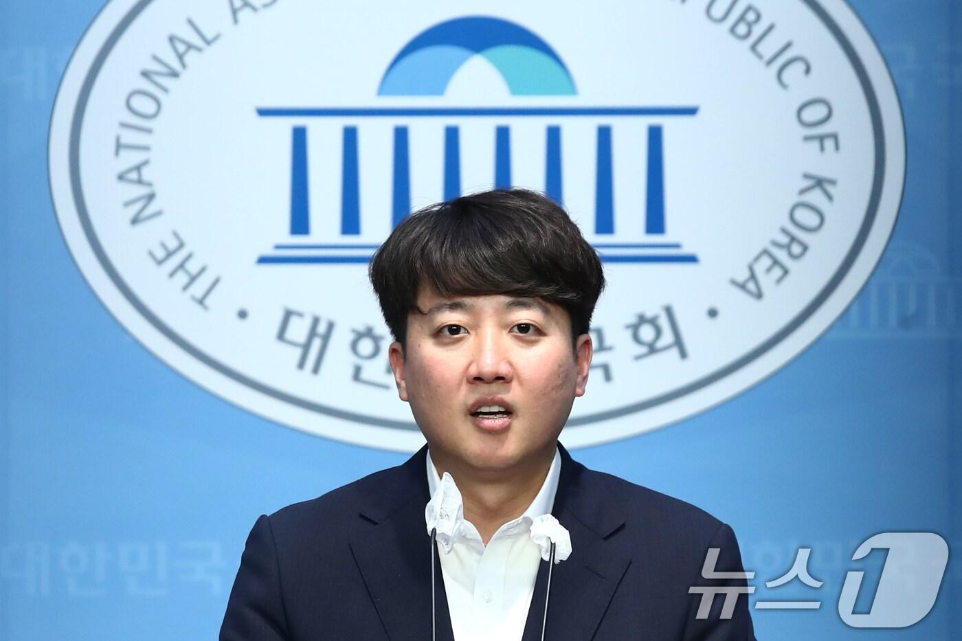 이준석 개혁신당 의원이 20일 오후 서울 여의도 국회 소통관에서 1호 법안인 공직선거법 일부개정법률안 관련 기자회견을 하고 있다. 이 의원은 기자회견에서 선거비 보존 범위 확대, 법정 선거비용 한도 축소 등 정치적 약자를 위한 '반값선거법(공직선거법 일부개정법률안)'의 내용을 밝혔다. 2024.6.20/뉴스1 ⓒ News1 이광호 기자