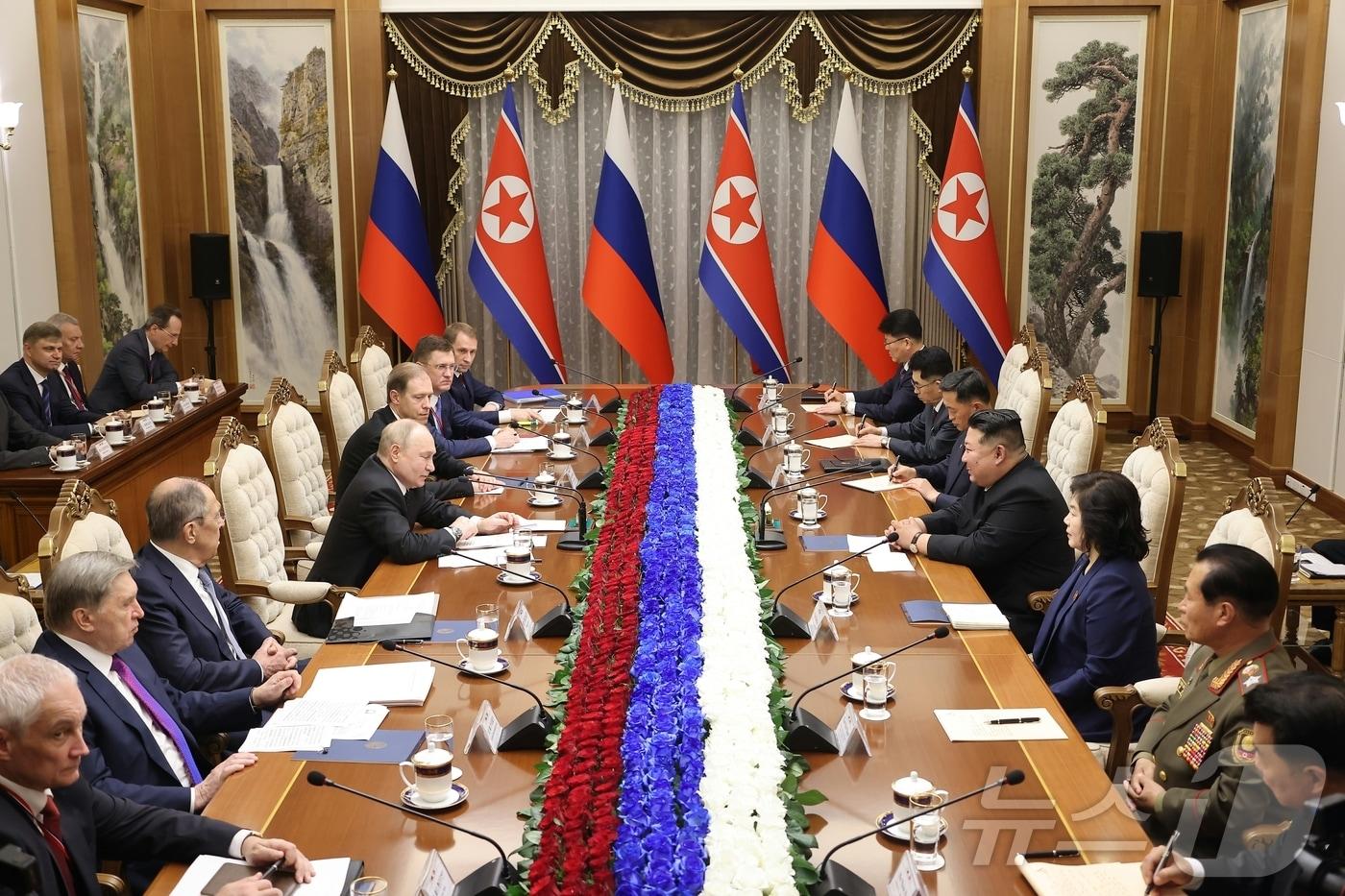 (평양 노동신문=뉴스1) = 북한 노동당 기관지 노동신문은 20일 "김정은 동지께서 6월 19일 러시아연방 대통령 블라디미르 푸틴 동지와 회담을 진행했다"라고 보도했다. 양국은 회담에서 '포괄적 전략 동반자 관계에 관한 조약'을 체결했다. [국내에서만 사용가능. 재배포 금지. DB 금지. For Use Only in the Republic of Korea. Redistribution Prohibited] rodongphoto@news1.kr