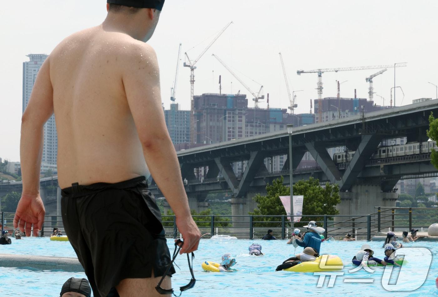 본문 이미지 - '도심 속 워터파크' 한강 수영장과 물놀이장이 동시 개장한 20일 오후 서울시 광진구 자양동 뚝섬 한강공원 수영장을 찾은 시민들이 즐거운 시간을 보내고 있다. 2024.6.20/뉴스1 ⓒ News1 박정호 기자