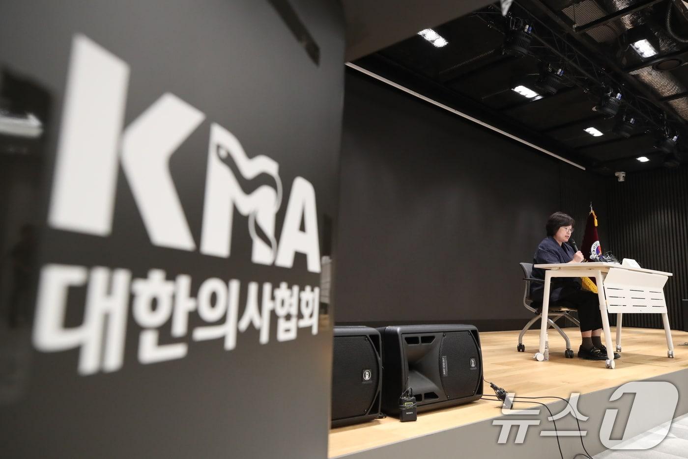 본문 이미지 - 최안나 대한의사협회 총무이사 겸 대변인이 20일 오후 서울 용산구 대한의사협회 회관에서 공정거래위원회 조사, 범의료계 대책위원회 구성 및 무기한 휴진 등에 대해 브리핑을 하고 있다. 2024.6.20/뉴스1 ⓒ News1 임세영 기자
