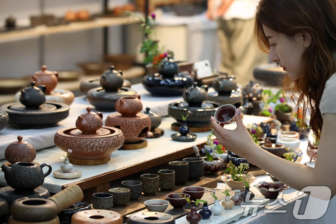 대구 엑스코에서 개막한 '2024 대구차공예박람회'를 찾은 시민들이 전시장 가득 모인 각양각색의 차 관련 용품을 살펴보고 있다. 2024.6.20/뉴스1 ⓒ News1 공정식 기자