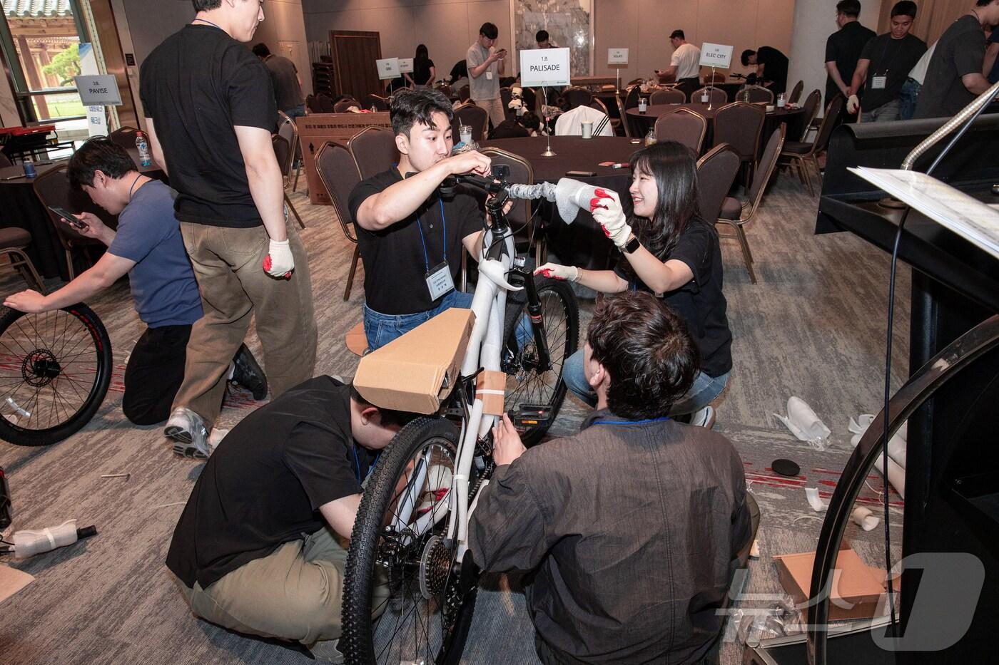 현대차 전주공장은 지역 돌봄 시설에 자전거 10대를 전달했다고 20일 밝혔다.(현대차 전주공장 제공)2024.6.20/뉴스1