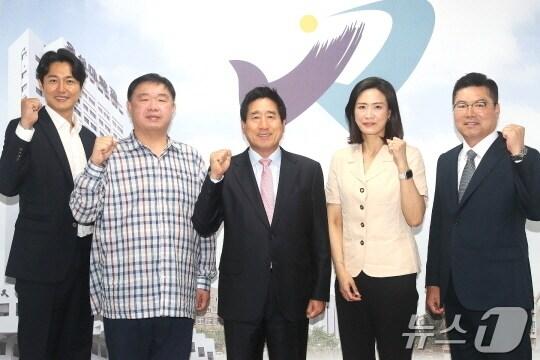 본문 이미지 - 우석대학교가 야구부와 농구부, 핸드볼, 세팍타크로 등 4개 종목의 운동부를 신설했다. 사진 왼쪽부터 최현호 핸드볼 감독, 조현철 체육부장, 박노준 총장, 김성은 농구부 감독, 김용선 야구부 감독.(우석대 제공)/뉴스1