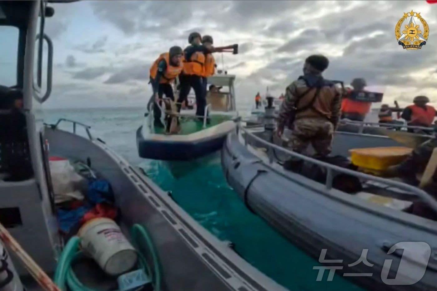 자넌 17일(현지시간) 남중국해 영토분쟁지에서 중국 해경 선원들이 보급 임무를 수행 중인 필리핀 군인들을 막으며 도끼로 위협을 가하고 있다. 필리핀군은 당시 모습이 담긴 동영상을 공개하며 중국을 규탄했다. 2024.06.17/ ⓒ AFP=뉴스1 ⓒ News1 박재하 기자