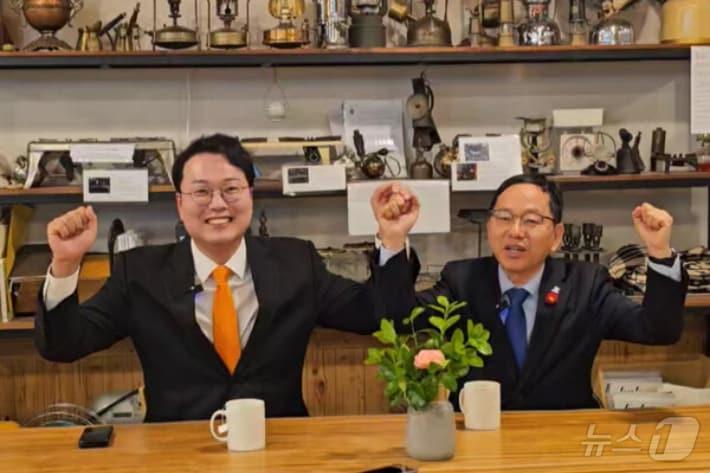 본문 이미지 - 천하람 개혁신당 원내대표(왼쪽)와 김문수 더불어민주당 의원이 지난 4월 전남 순천의 한 제과점에서 22대 총선 당선인 기념 사진 촬영을 하고 있다. 뉴스1 DB