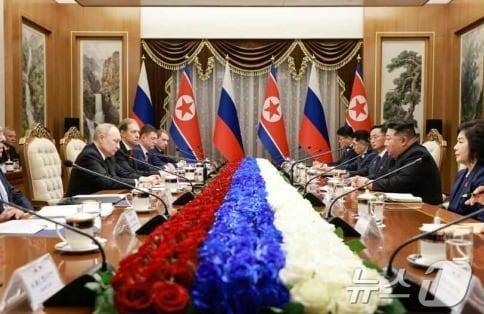 본문 이미지 - &#40;평양 노동신문=뉴스1&#41; = 지난해 6월 김정은 북한 노동당 총비서와 블라디미르 푸틴 러시아 대통령이 평양에서 &#39;포괄적 전략 동반자 관계에 관한 조약&#39;을 체결하는 모습. [국내에서만 사용가능. 재배포 금지. DB 금지. For Use Only in the Republic of Korea. Redistribution Prohibited] rodongphoto@news1.kr