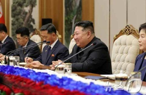 본문 이미지 - &#40;평양 노동신문=뉴스1&#41; = 북한 노동당 기관지 노동신문은 20일 &#34;김정은 동지께서 6월 19일 러시아연방 대통령 블라디미르 푸틴 동지와 회담을 진행했다＂라고 보도했다. 양국은 회담에서 &#39;포괄적 전략 동반자 관계에 관한 조약&#39;을 체결했다. [국내에서만 사용가능. 재배포 금지. DB 금지. For Use Only in the Republic of Korea. Redistribution Prohibited] rodongphoto@news1.kr