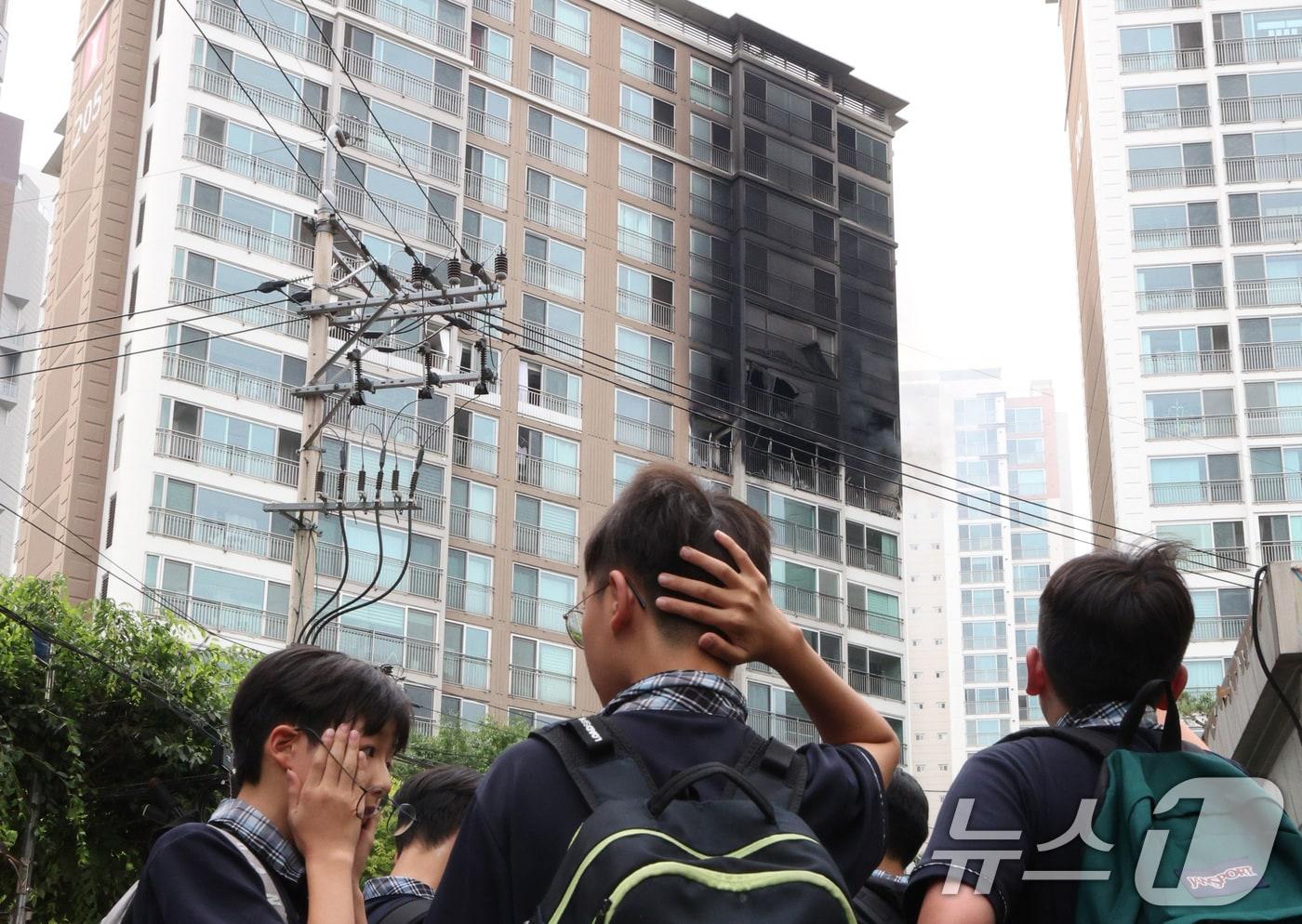 20일 오후 서울 강남구 역삼동 현대아이파크 아파트 10층에서 불이 나 소방대원들이 화재 진화를 하고 있다. 경찰과 소방에 따르면 이번 화재로 주민 등 9명이 연기를 흡입했고, 이 중 2명이 인근 병원으로 옮겨졌다. 2024.6.20/뉴스1 ⓒ News1 신웅수 기자