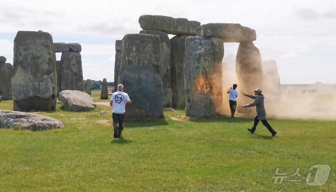 본문 이미지 - '저스트 스톱 오일' 소속의 환경 운동가 2명이 세계문화유산이자 영국 선사 유적 '스톤헨지'에 가루를 뿌려 체포됐다. (출처=저스트 스톱 오일 엑스) 2024.6.20./뉴스1