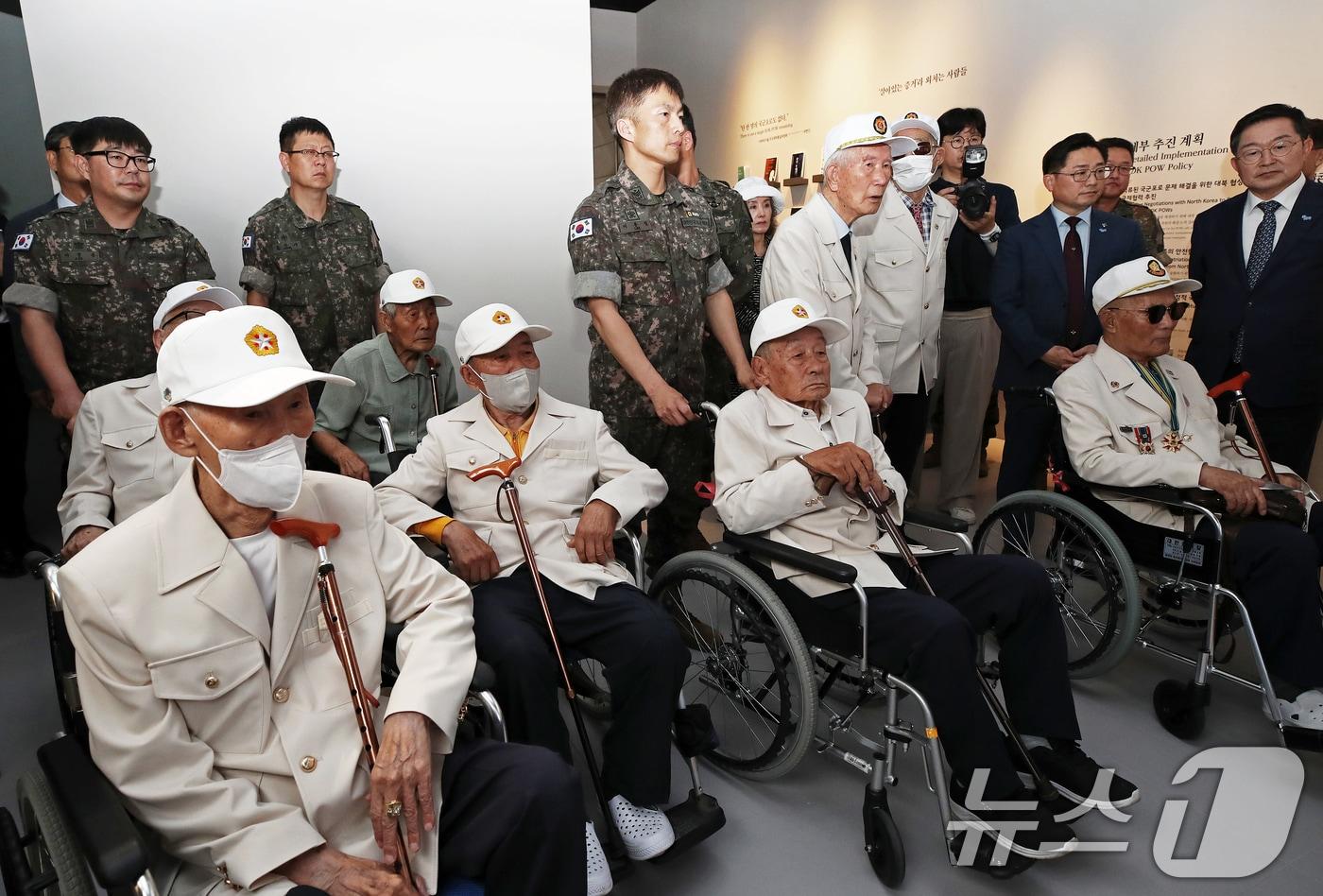  귀환 국군포로 유공자들이 서울 용산구 전쟁기념관에서 전시물을 관람하고 있다. 2024.6.20/뉴스1 ⓒ News1 오대일 기자