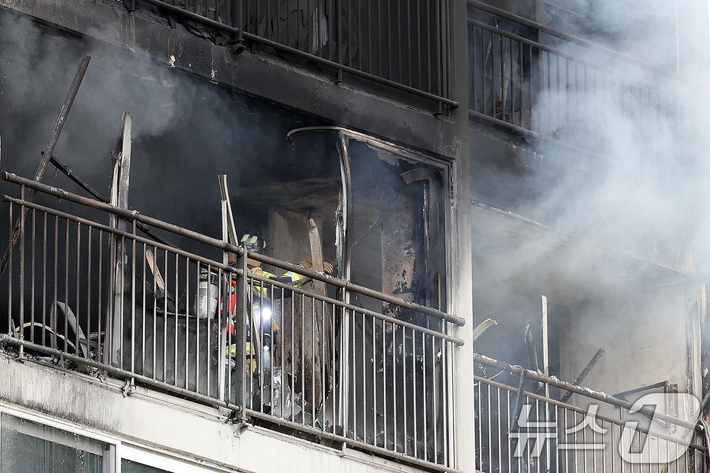 본문 이미지 - 20일 오후 서울 강남구 역삼동 현대아이파크 아파트 10층에서 불이 나 소방대원들이 화재 진화를 하고 있다. 경찰과 소방에 따르면 이번 화재로 주민 등 9명이 연기를 흡입했고, 이 중 2명이 인근 병원으로 옮겨졌다. 2024.6.20/뉴스1 ⓒ News1 신웅수 기자