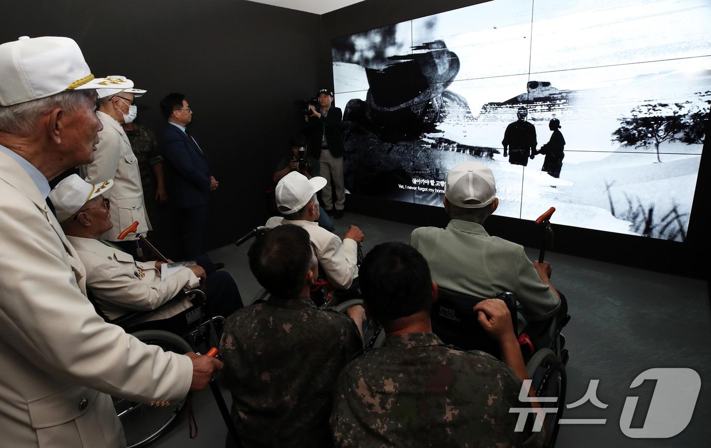 서울 용산구 전쟁기념관 중앙홀에서 열린 &#39;우리는 그들을 잊지 않았다&#39; 국군포로존 개막식에서 유영복 옹을 비롯한 국군포로 유공자들이 전시물을 관람하고 있다. &#40;기사와 무관&#41; 2024.6.20/뉴스1 ⓒ News1 오대일 기자