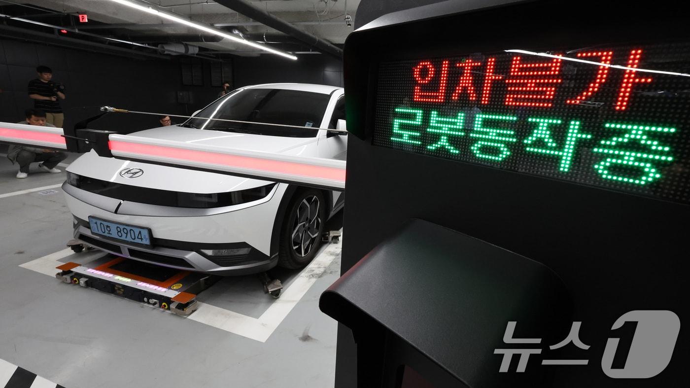 본문 이미지 - 서울 팩토리얼 성수에서 현대위아가 개발한 주차 로봇이 차량을 주차하고 있다.  ⓒ 뉴스1 이동해 기자