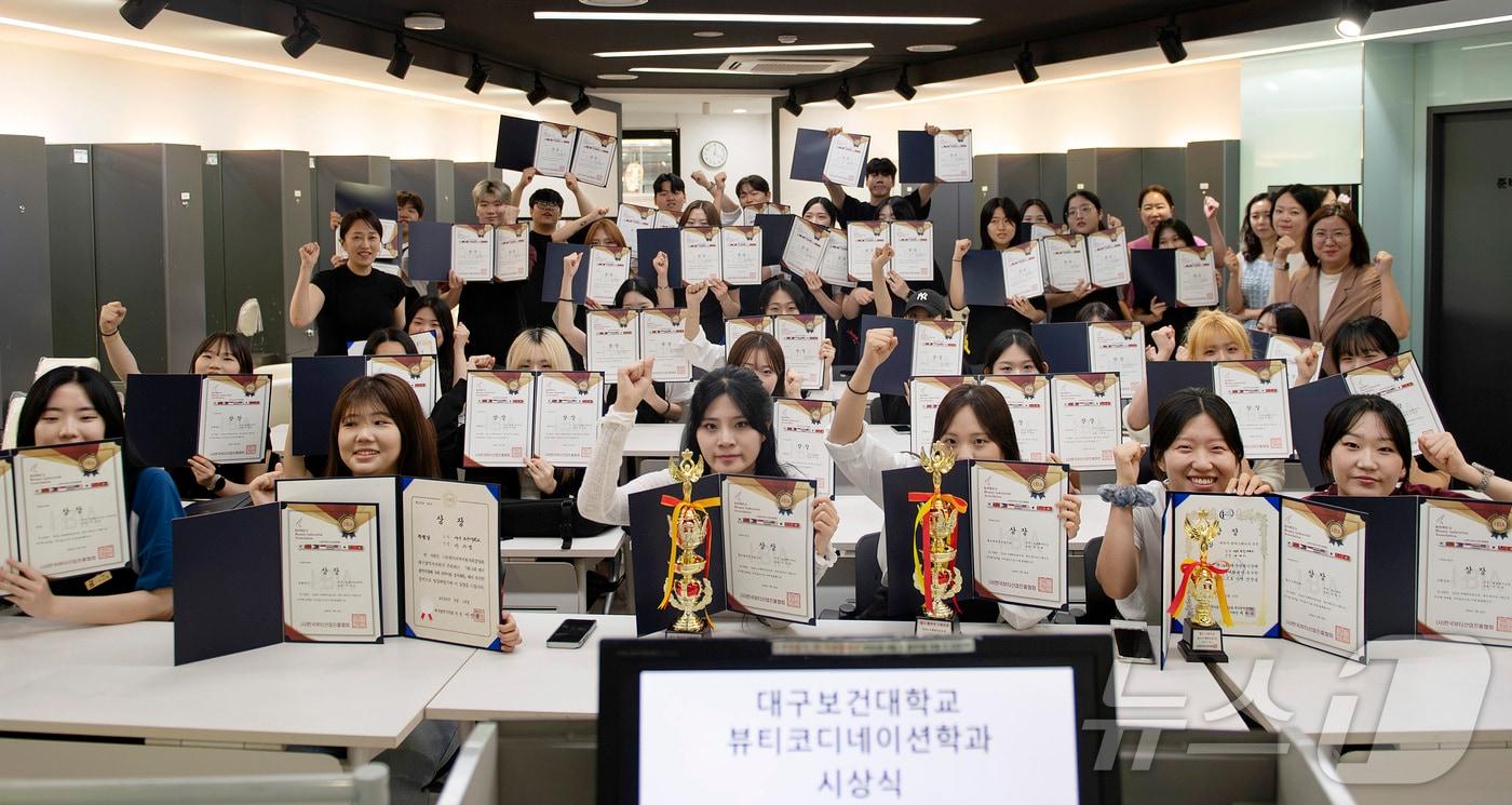 본문 이미지 - 최근 '대구시장배 국제피부미용 경기대회'와 '대구국제뷰티엑스포 국제뷰티공모전'에서 전원 수상한 대구보건대 뷰티코디네이션학과 학생들이 대학에서 열린 시상식을 마치고 기념촬영을 하고 있다. (대구보건대 제공)