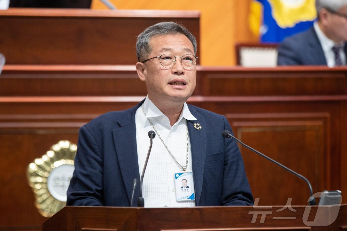 본문 이미지 - 한경봉 군산시의회 의원이 20일 열린 제264회 제1차 정례회 2차 본회의에서 5분 자유발언을 통해 고군산군도 인도교 공사에 대한 문제점을 지적하고 있다.(군산시의회 제공) 2024.6.20/뉴스1
