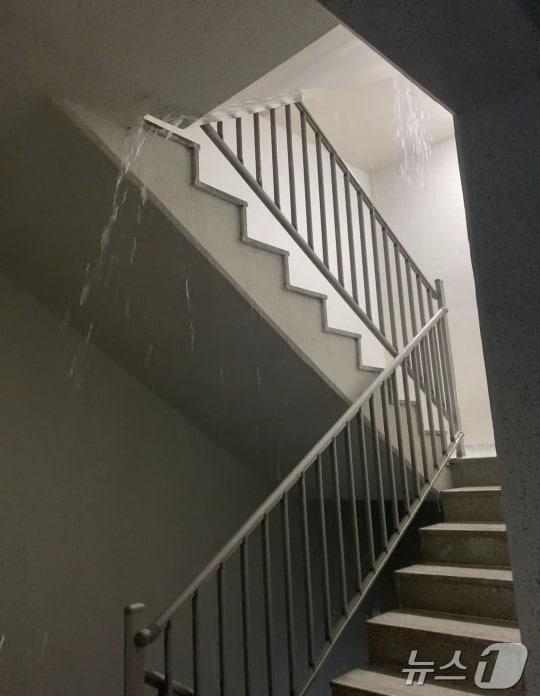 본문 이미지 - 지난 18일 대구 북구 고성동 한 신축아파트의 배수관이 터져 물이 흘러 내리고 있다.(대구 북구 민원시스템 갈무리)