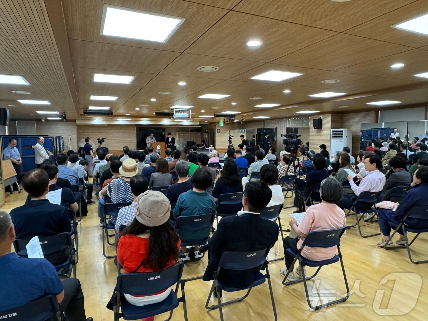 본문 이미지 - 한남5재정비촉진구역 주택재개발정비사업조합은 20일 오후 서울 용산구 서빙고동 주민센터에서 조합원들과 간담회를 진행했다. 2024.6.20/뉴스1 ⓒ News1 한지명 기자