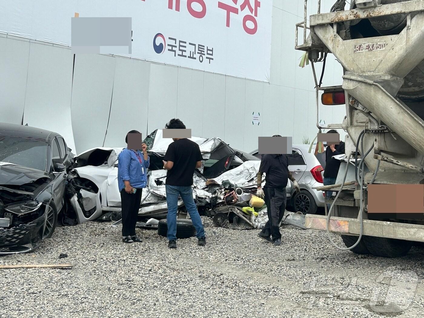 본문 이미지 - 20일 오후 2시 15분쯤 옥천군 옥천읍 마암리 과선교 사거리에서 레미콘 차량이 아파트 모델하우스로 돌진하는 사고가 발생했다. (독자 제공) /뉴스1